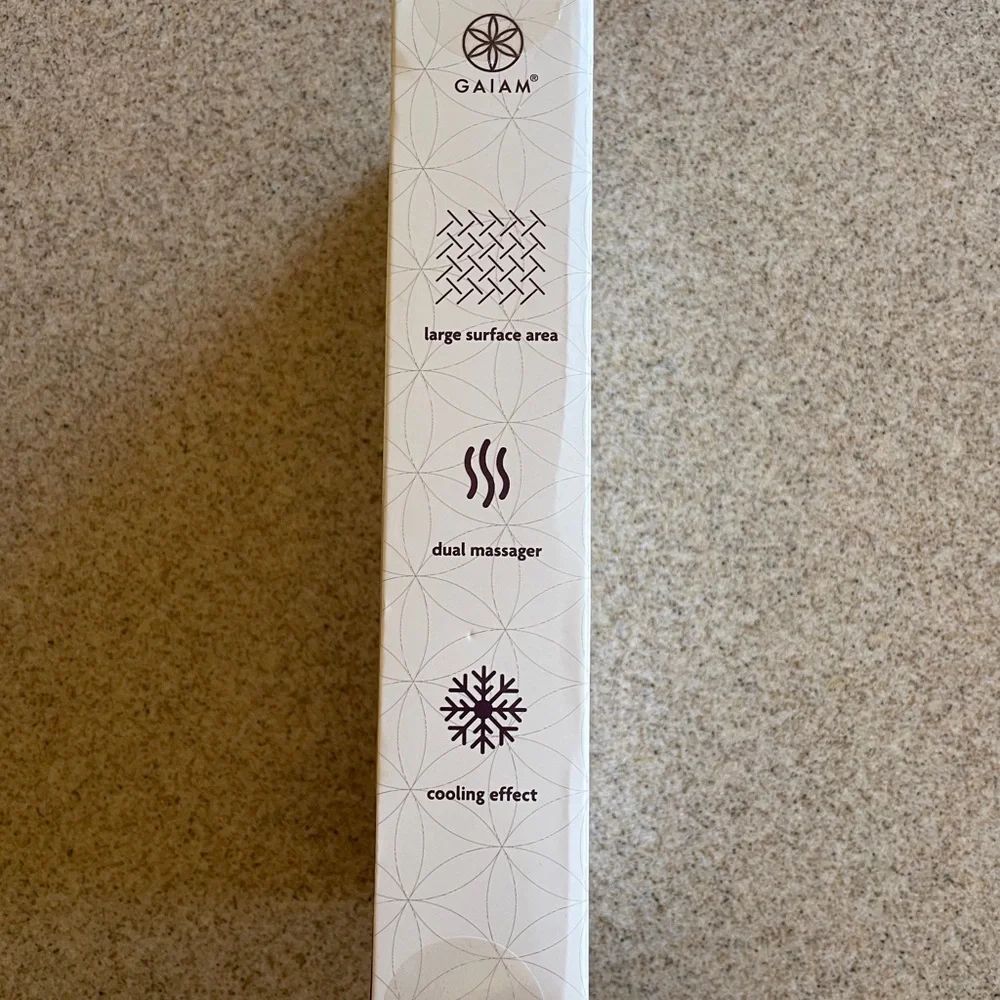 GAIAM Dual-Ended Metal Facial Roller in Sage